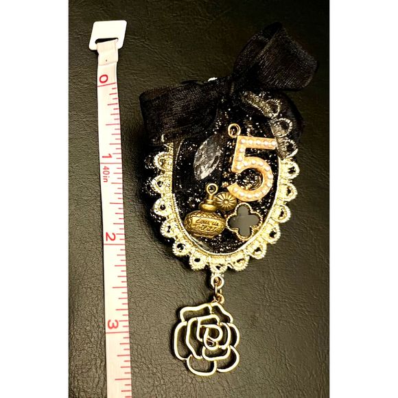 Oval Brooch - Camelia, 5, perfume - Gold Hardware - Picture 4 of 4